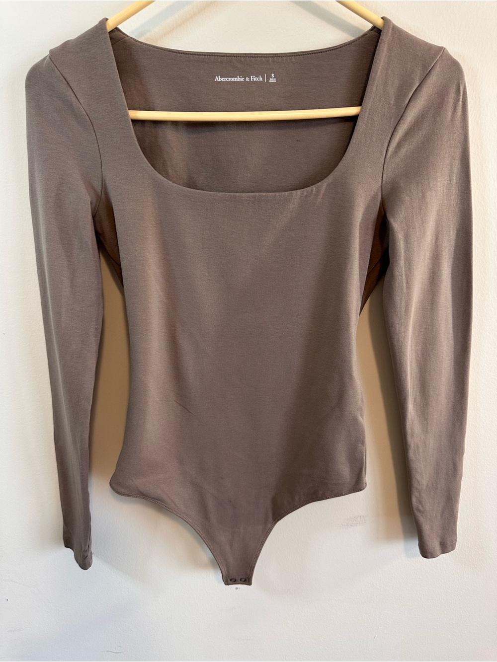 Abercrombie & Fitch Long-Sleeve Square Neck Bodysuit - Taupe